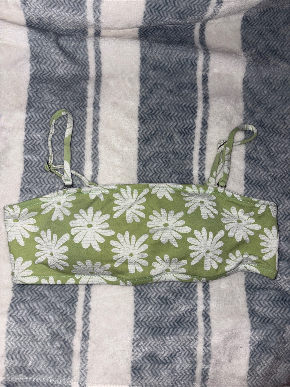 Cupshe Green Daisy Bandeau Bikini Top